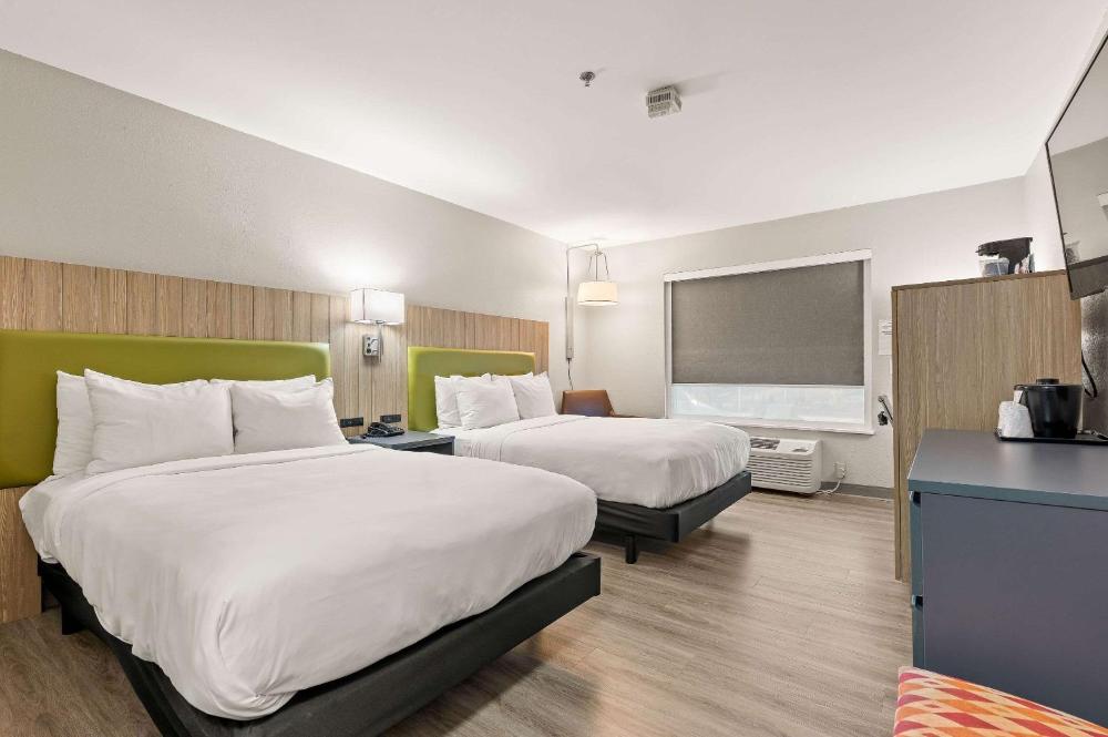 Queen Room with Two Queen Beds - Non-Smoking interior